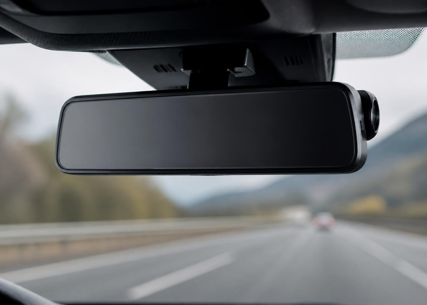 Espejo retrovisor inteligente con dashcam instalado en el parabrisas de un vehículo